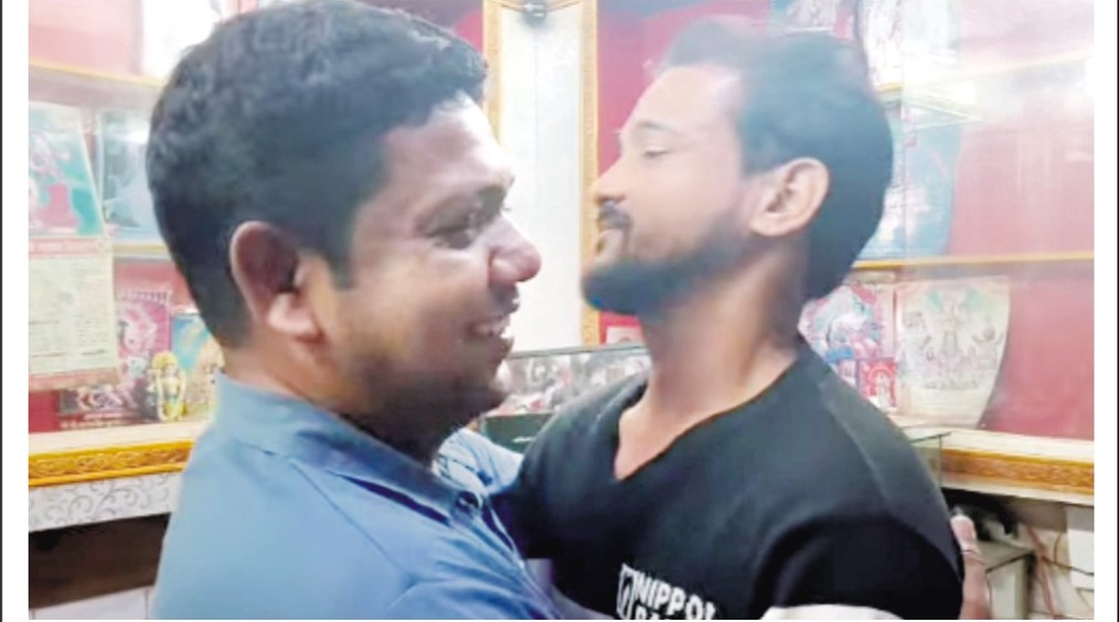   যাত্রীর ফেলে যাওয়া ১৫ লাখ টাকা  ফেরত দিলেন ইজিবাইক চালক