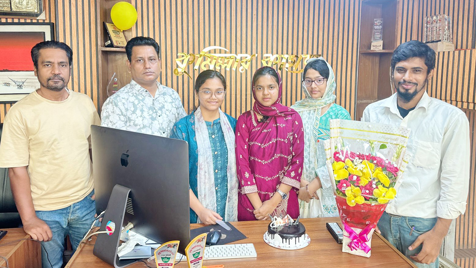 এসএসসিতে ভালো ফল অজর্ন করা তিন মেধাবী শিক্ষার্থীকে সংবর্ধনা