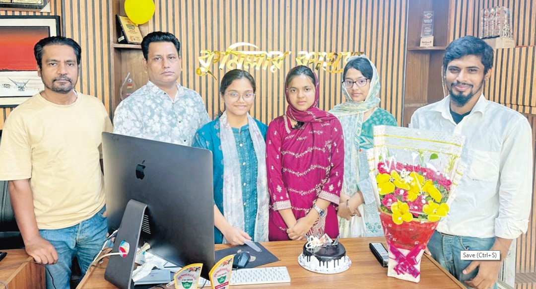  এসএসসিতে ভালো ফল অজর্ন করা তিন মেধাবীকে শিক্ষার্থীকে সংবর্ধনা