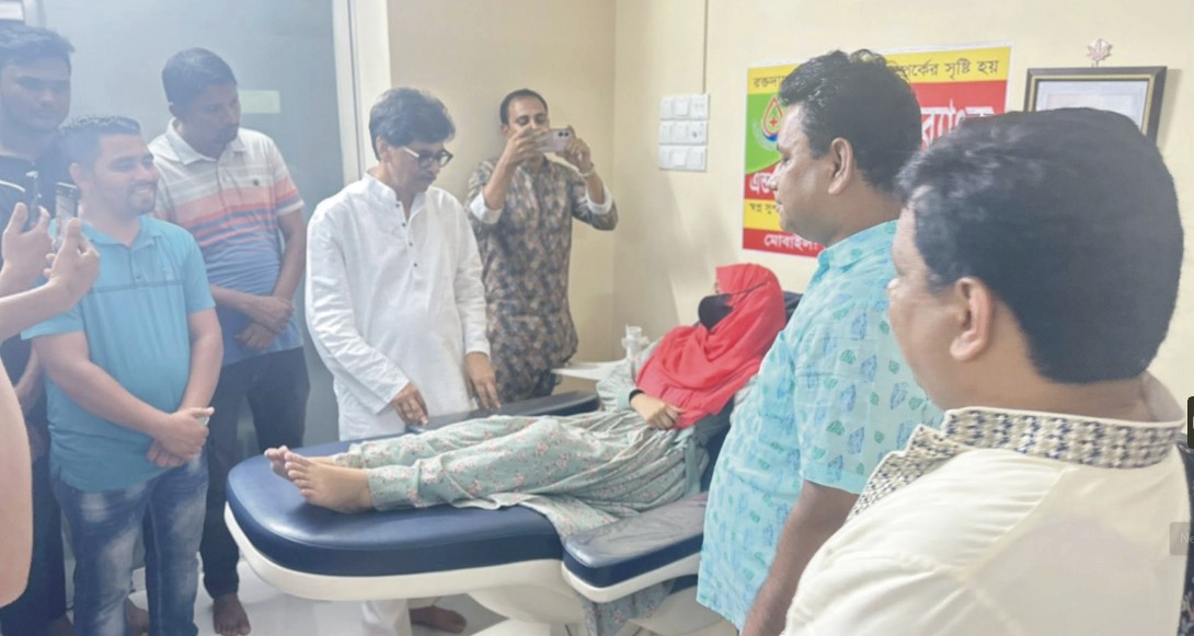  মাইলস্টোন ট্রাজেডিতে আহতদের জন্য কুমিল্লায় রক্ত সংগ্রহ রক্ত দিতে আসা সবাইকে  স্যালুট: হাজী ইয়াছিন