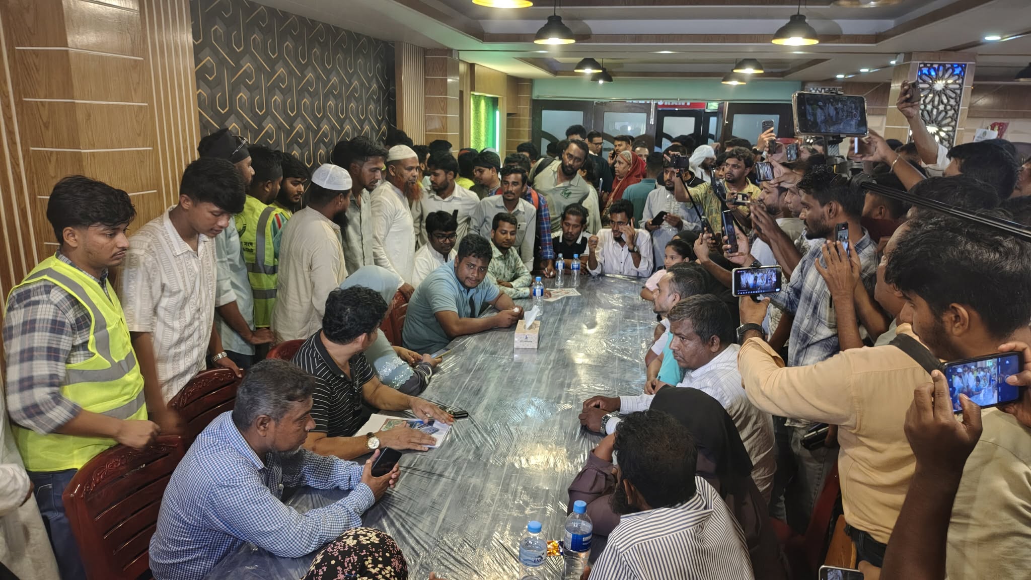 কুমিল্লায় ৩০ শহীদ পরিবারের সাথে দেখা করলেন হাসনাত-সারজিস  