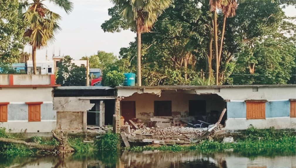  দাউদকান্দির গৌরীপুরে  বজ্রপাতে ধসে পড়েছে কলেজের দেয়াল 