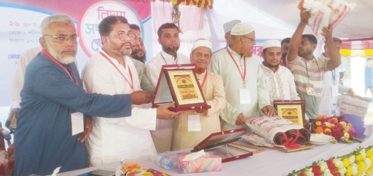  ওমরাহ হজ্বের ব্যবস্থা করে কোমাল্লা  স্কুলের তিন শিক্ষকের বিদায় দিলেন প্রাক্তন শিক্ষার্থীরা