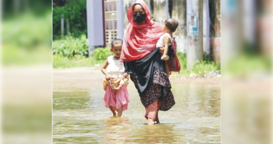 সামান্য বৃষ্টিতেই জমে থাকে পানি