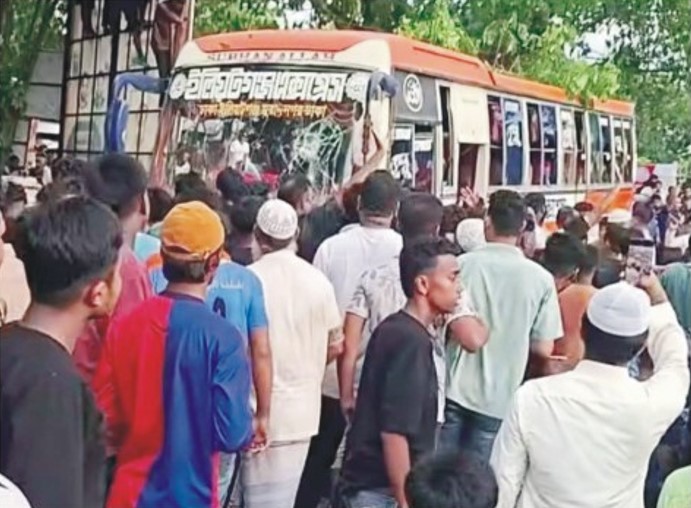 ফুটবল মাঠে শোকের  ছায়া, বাস ভাংচুর