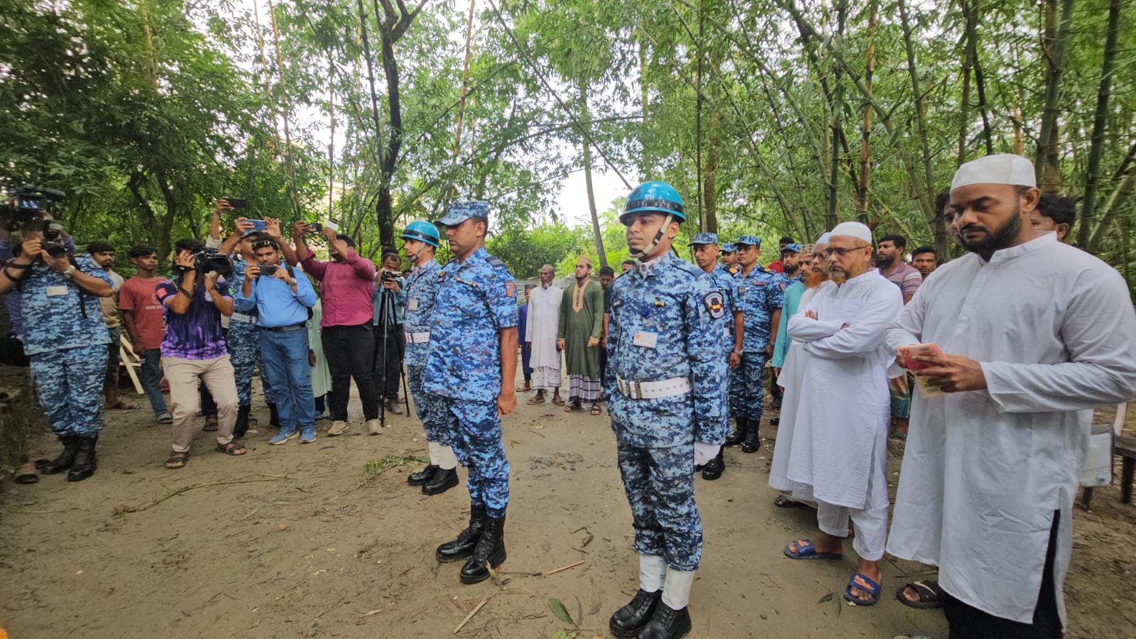 যুদ্ধবিমান বিধ্বস্তে নিহত কুমিল্লার শিক্ষার্থী মাহতাবের সমাধিতে বিমান বাহিনীর শ্রদ্ধা