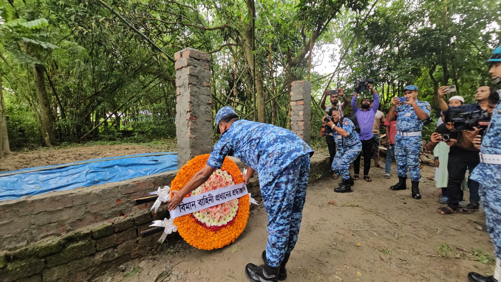 যুদ্ধবিমান বিধ্বস্তে নিহত কুমিল্লার শিক্ষার্থী মাহতাবের সমাধিতে বিমান বাহিনীর শ্রদ্ধা