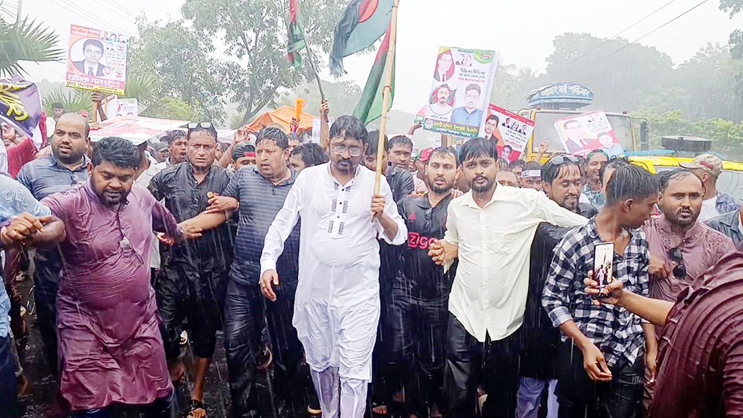 চান্দিনায় বৃষ্টি উপেক্ষা করে বিএনপি’র বিজয় র‌্যালিতে মানুষের ঢল