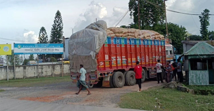    সাড়ে ৫ মাস পর হিলি স্থলবন্দর দিয়ে আমদানি  হচ্ছে ভারতীয় পেঁয়াজ