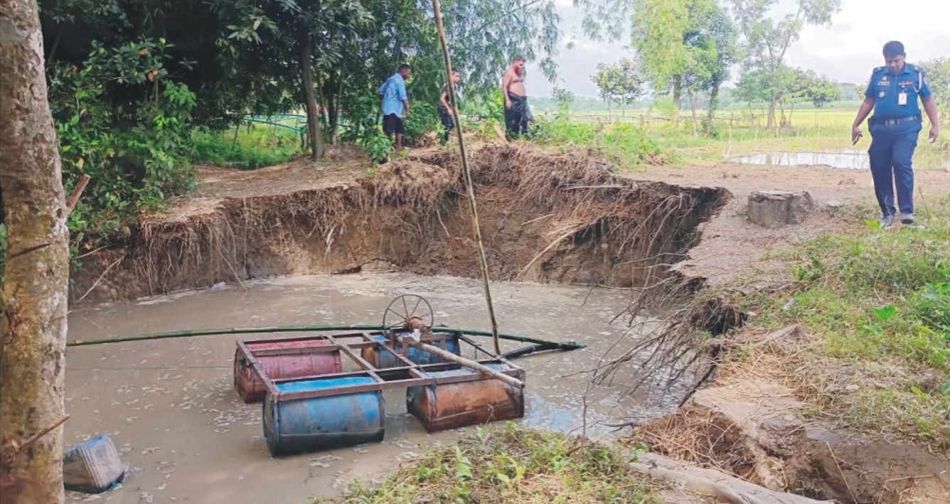 কুমিল্লায় ফসলি জমি গিলে খাচ্ছে ড্রেজার সিন্ডিকেট