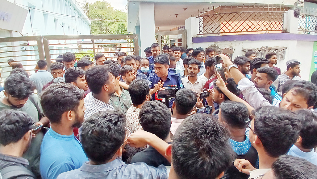 ভাড়া বাসা থেকে কুমিল্লা বিশ্ববিদ্যালয়ের শিক্ষার্থী ও তার মায়ের লা*শ উদ্ধার