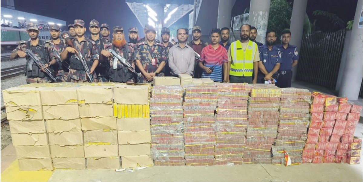   কুমিল্লায় কর্ণফুলী এক্সপ্রেস ট্রেন  থেকে ১ কোটি ৩৭ লাখ টাকার  ভারতীয় আতশবাজি জব্দ