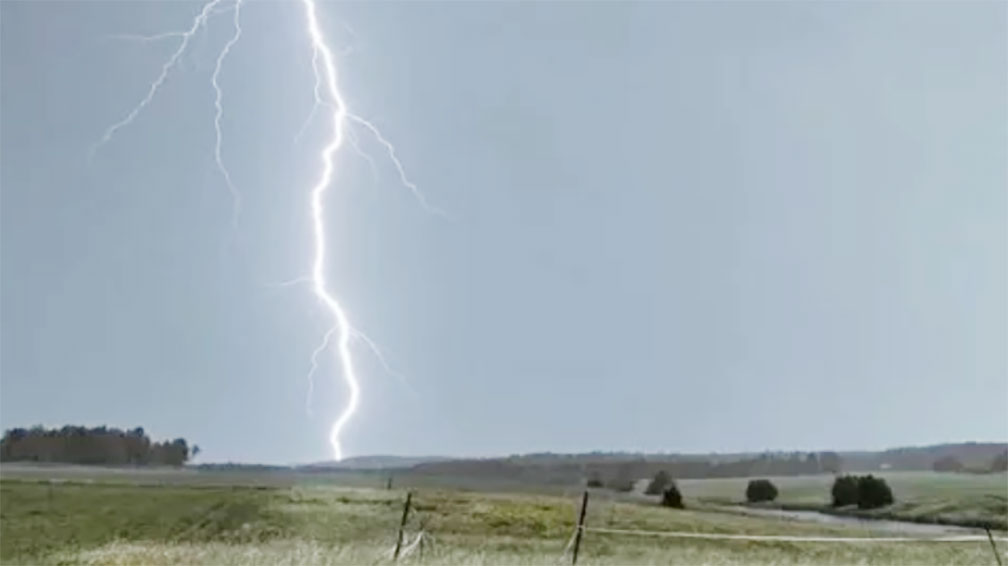   খেয়াঘাটে নৌকার অপেক্ষায় থাকা তিনজনের প্রাণ গেলো বজ্রপাতে 