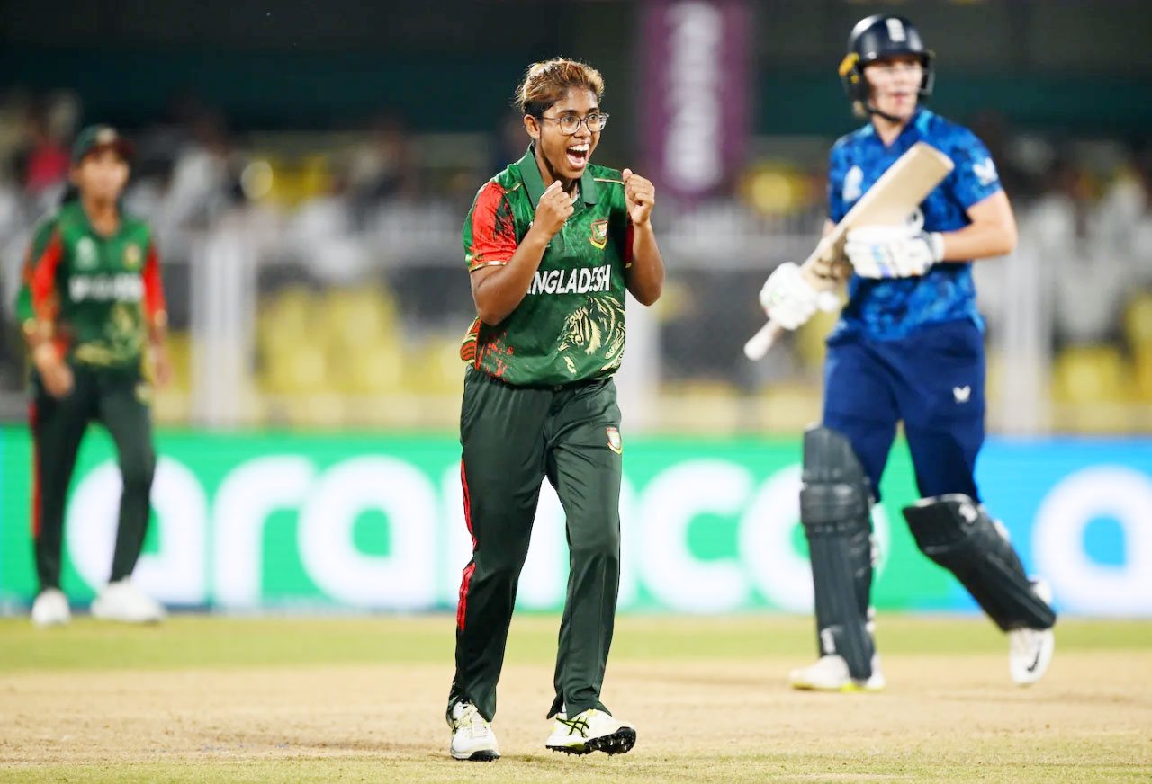  বাংলাদেশের স্পিন জাল ছিঁড়ে কোনোরকমে বেরিয়ে গেল ইংল্যান্ড