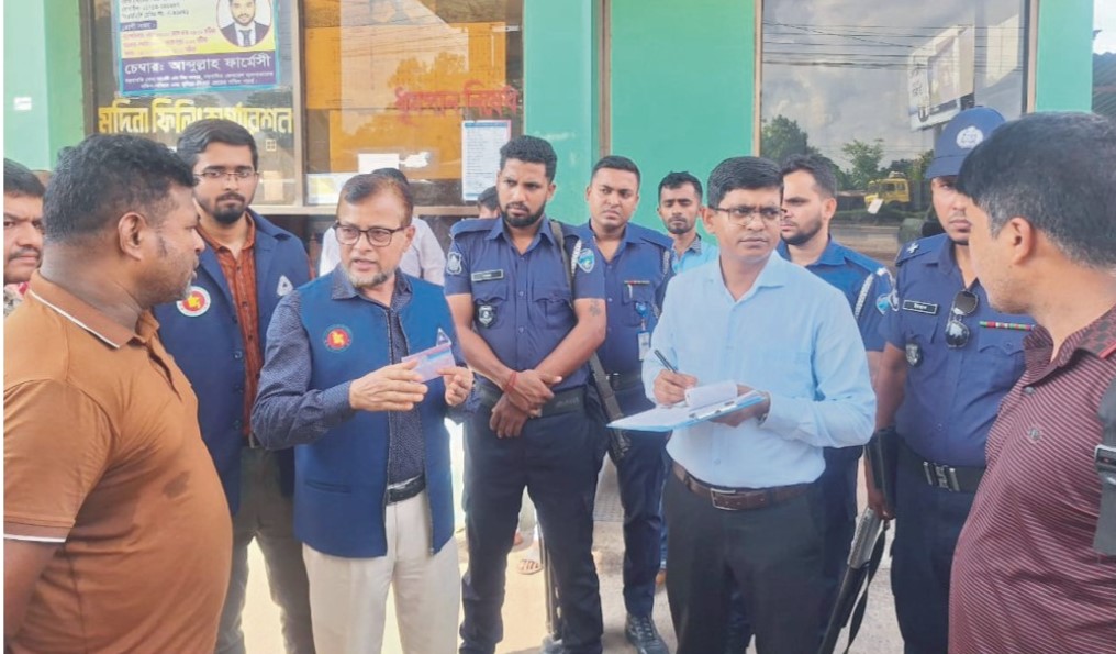  বুড়িচংয়ে তেল পরিমাপে গড়মিল, বিএসটিআইয়ের অভিযানে মদিনা  ফিলিং স্টেশনকে জরিমানা 