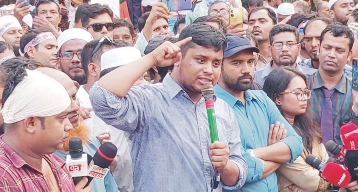  দাবি না মানলে রাজপথ ছাড়বেন না: শিক্ষকদের হাসনাত আবদুল্লাহ