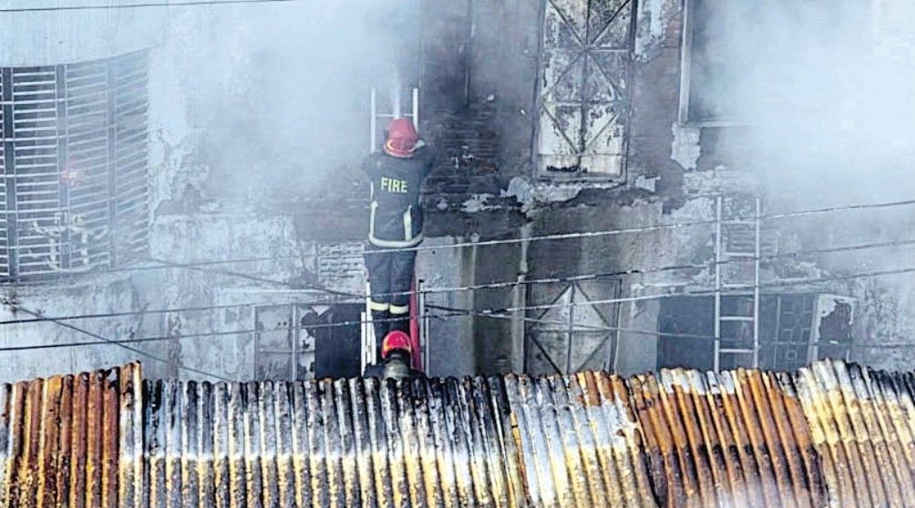  ছাদের দরজায় তালা, রাসায়নিকের বিষাক্ত  ধোঁয়ায় অজ্ঞান, পুড়ে অঙ্গার শ্রমিকরা