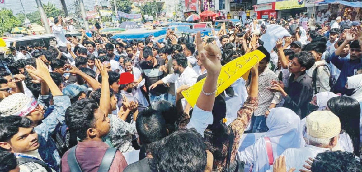   কুমিল্লা বিভাগের দাবিতে  শিক্ষার্থীদের মিছিল-সমাবেশ