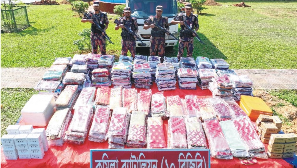   কুমিল্লা সীমান্তে  কাভার্ডভ্যানে লুকানো কোটি টাকার  ভারতীয় শাড়ি-মোবাইল ডিসপ্লে জব্দ