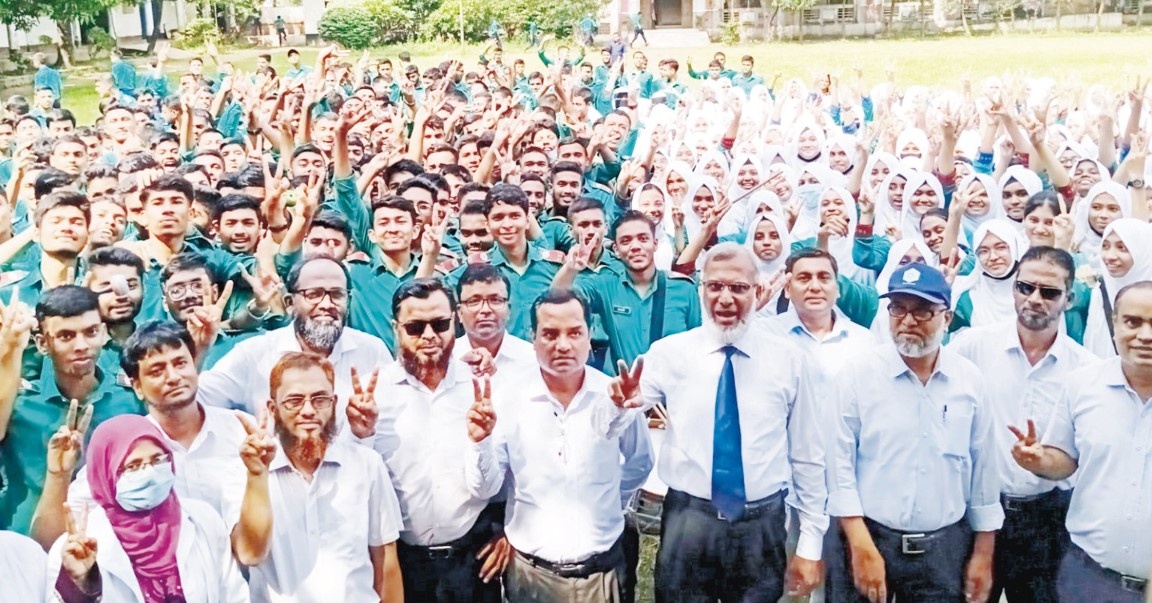  টানা ১৪ বার শতভাগ সাফল্য কুমিল্লা বোর্ডে শীর্ষে সোনার বাংলা কলেজ 