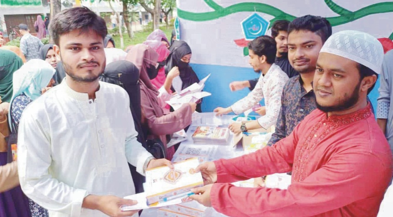  অবমাননার প্রতিবাদে ভিক্টোরিয়া কলেজে ৭০০ কোরআন বিতরণ 