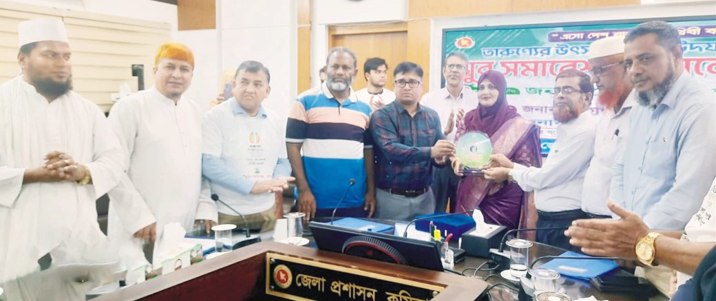  জাতীয় পুরস্কারপ্রাপ্ত  নারী উদ্যোক্তা লাভলী  আক্তারকে সম্মাননা স্মারক প্রদান