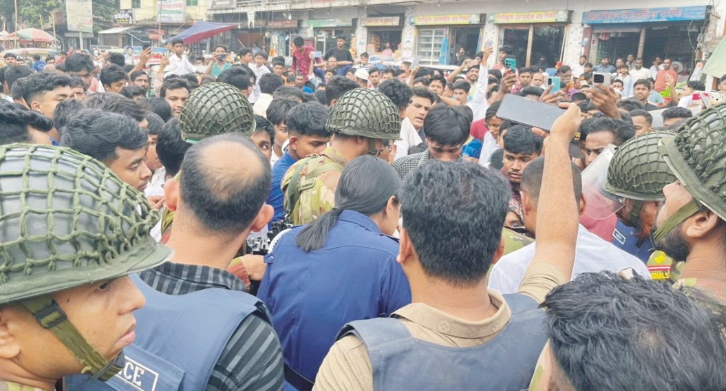   কুমিল্লা-চাঁদপুর সড়কে শিক্ষার্থীদের  অবরোধে দীর্ঘ যানজট,  সেনা হস্তক্ষেপে স্বাভাবিক