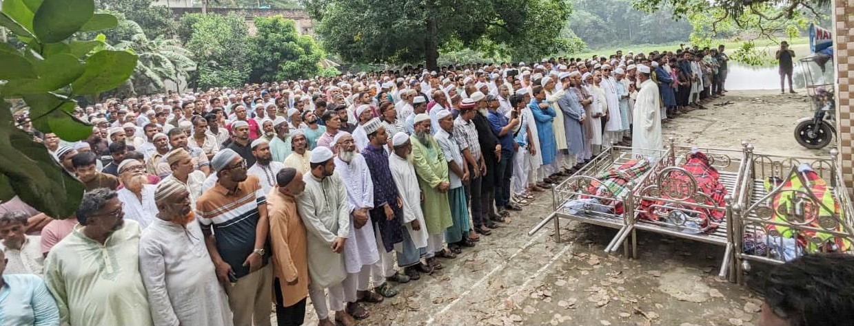   চকরিয়ায় সড়ক দুর্ঘটনায় নিহত চৌদ্দগ্রামের ৫ নারীর দাফন সম্পন্ন: শোকে স্তব্ধ এলাকাবাসী 