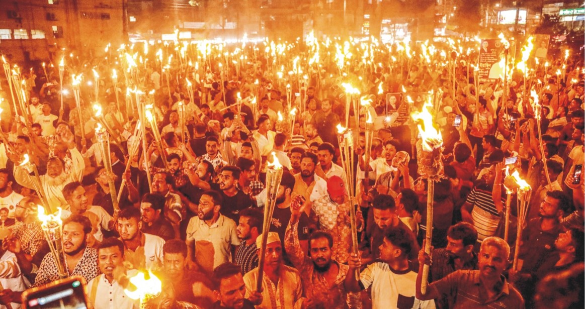  কুমিল্লায় হাজী ইয়াছিনের মনোনয়ন দাবিতে অনুসারীদের মশাল মিছিল 