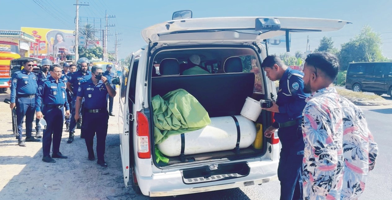  ঢাকা-চট্টগ্রাম মহাসড়কে  সতর্ক অবস্থানে পুলিশ