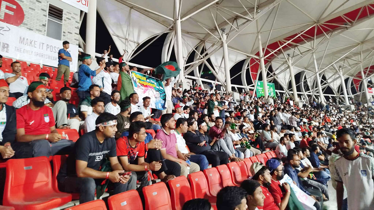 হামজা স্লোগানে মুখরিত জাতীয় স্টেডিয়াম