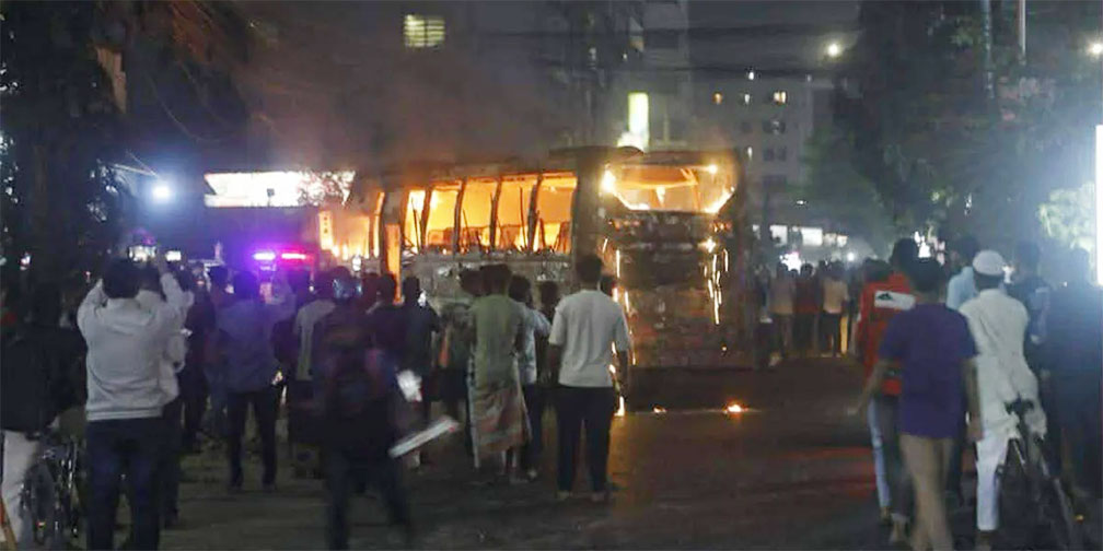  মহাখালীতে  বাসে আগুন