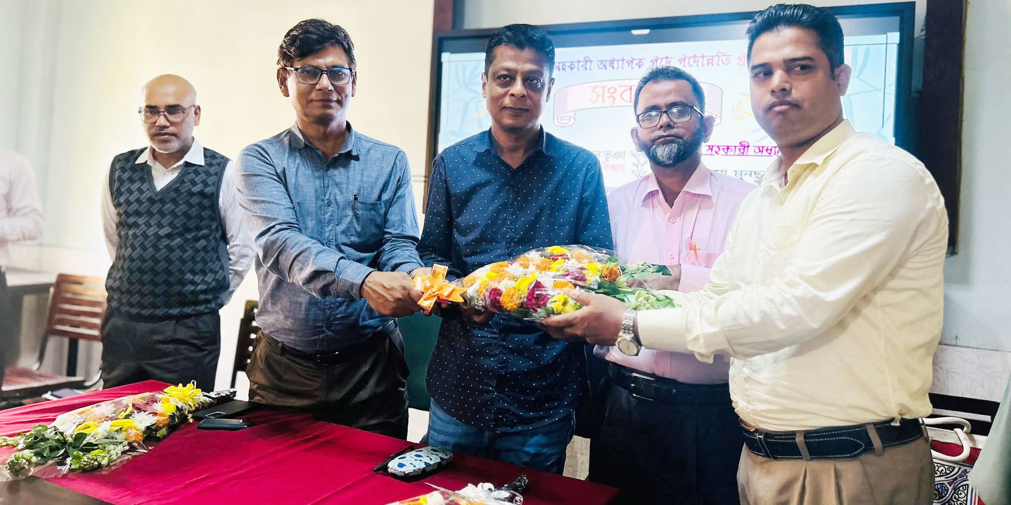 বাংলা বিভাগের শিক্ষকের পদোন্নয়নে সংবর্ধনা দিয়েছে বাংলা বিভাগ ও বাংলা সাহিত্য পরিষদ  