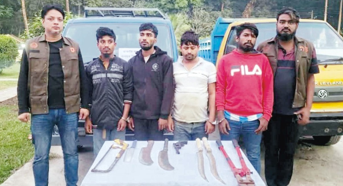  কুমিল্লায় অস্ত্রশস্ত্রসহ ডাকাত  দলের ৫ সদস্য আটক 