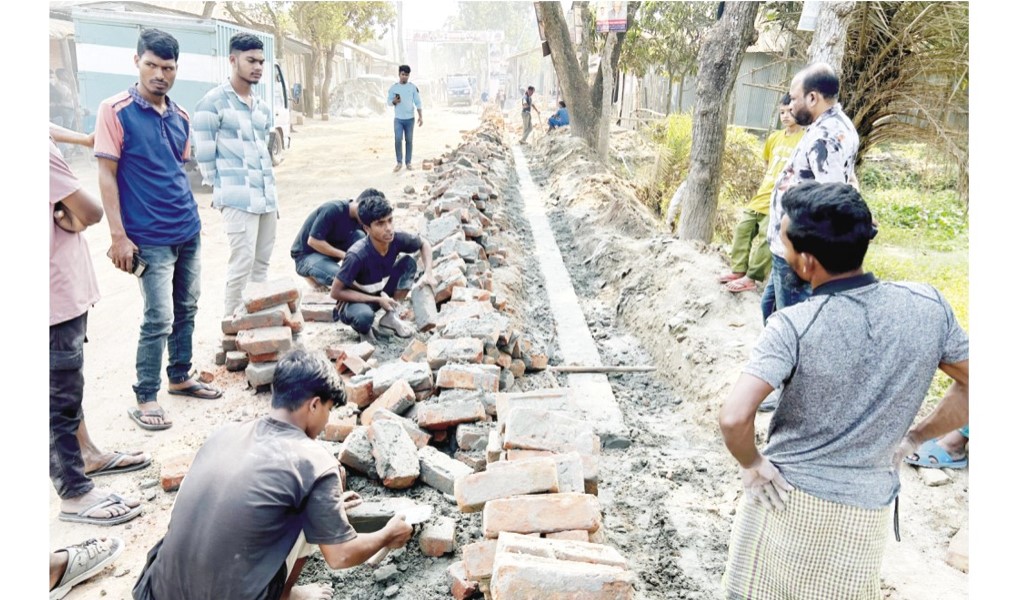  চান্দিনার কয়েক বছরের ভোগান্তির সড়ক নির্মাণে অনিয়মের অভিযোগ