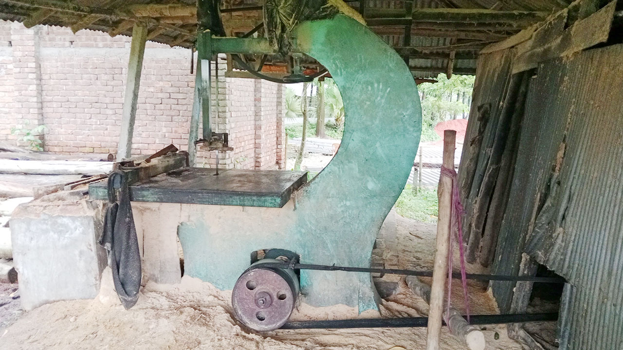  আবাসিক এলাকায়  ডিজেলচালিত স’মিল, অতিষ্ঠ এলাকাবাসী