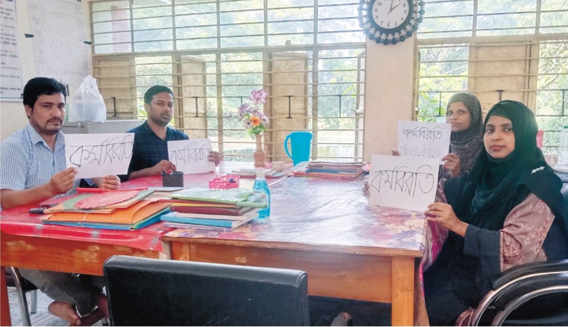   দেবিদ্বারে তিন দফা দাবিতে শিক্ষকদের কর্মবিরতি,পরীক্ষা  নিয়ে অনিশ্চিয়তায় শিক্ষার্থীরা 