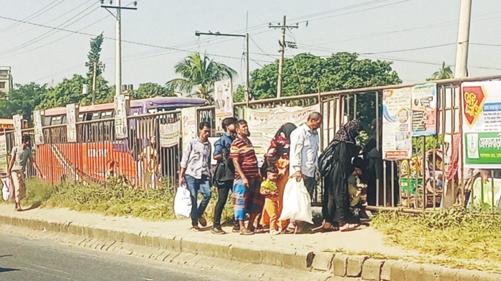 বিভাজনের গ্রিল ভেঙে  মহাসড়ক পারাপার