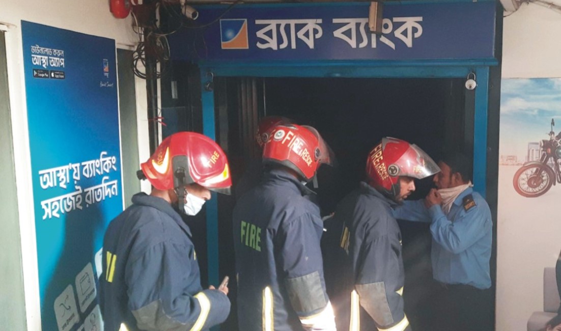  চান্দিনা ব্র্যাক ব্যাংকে  আগুন; কার্যক্রম বন্ধ 