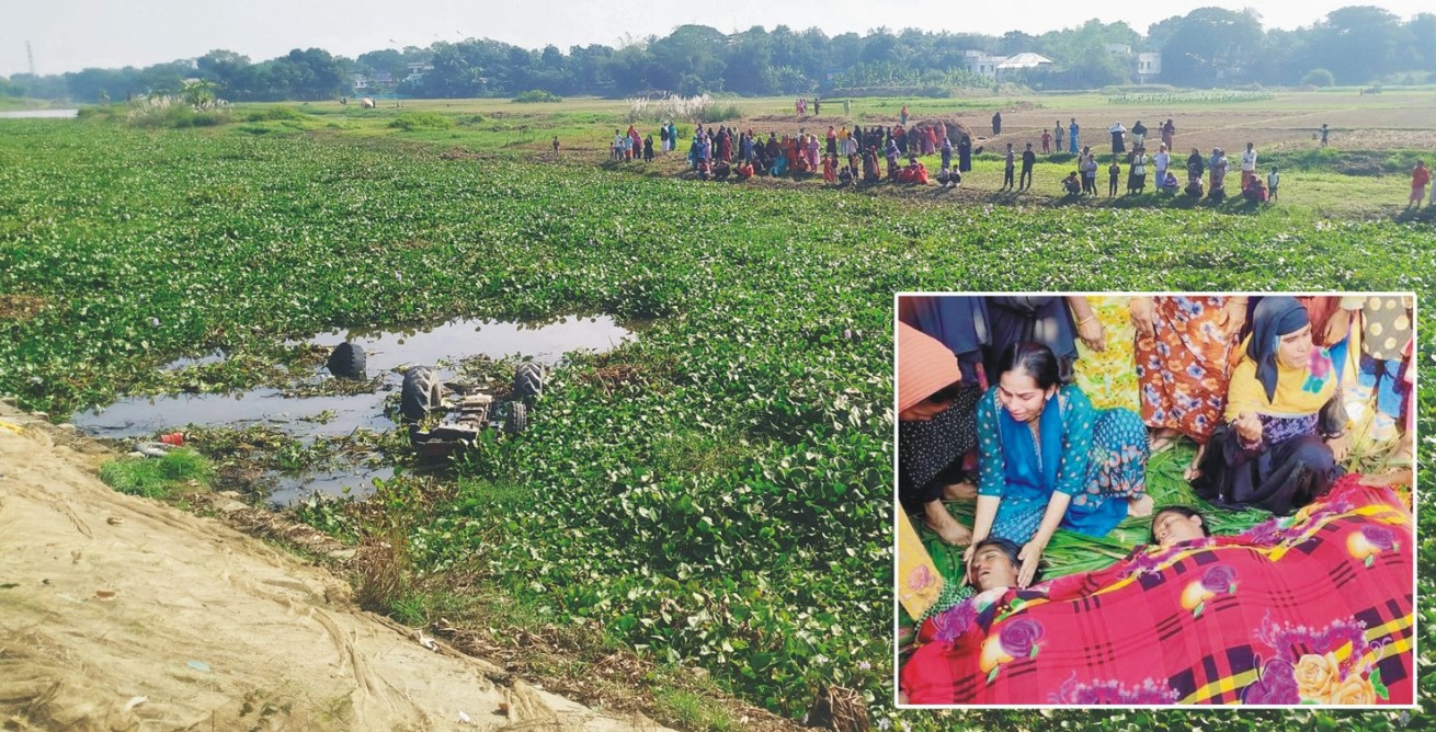  কুমিল্লায় ট্রাক্টর নিয়ন্ত্রণ হারিয়ে  খালে, গোসল করতে  থাকা ৩ নারী নিহত