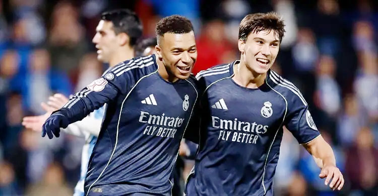 জোড়া গোলে রিয়ালকে শেষ ষোলোতে নিলেন এমবাপে