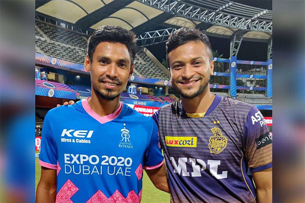 সাকিবকে ছাড়িয়ে অনন্য মাইলফলকে মুস্তাফিজ