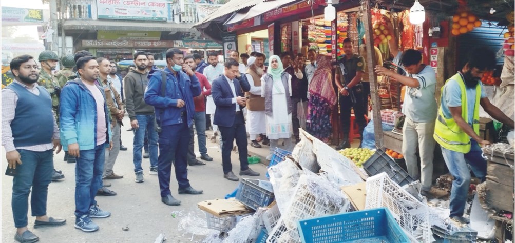 ফুটপাত দখল মুক্ত করতে নাঙ্গলকোট বাজারে প্রশাসনের উচ্ছেদ অভিযান