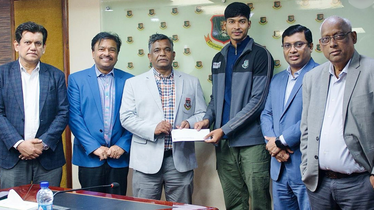 অস্বচ্ছল বিশ্বকাপজয়ী পেসারের পাশে দাঁড়াল বিসিবি