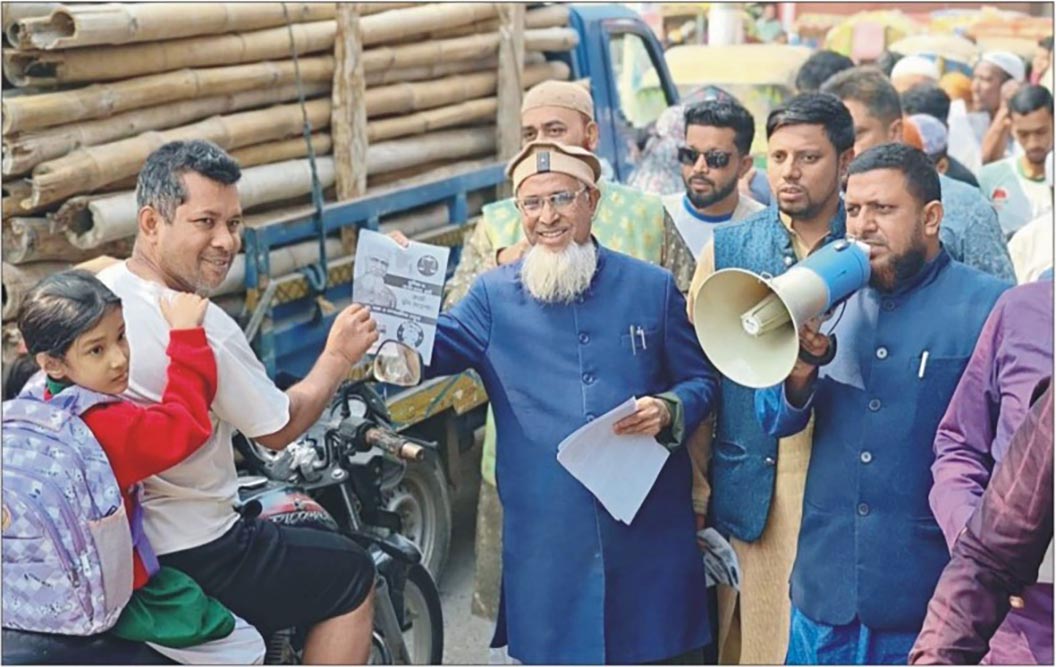 কুমিল্লায় উৎসবমুখর নির্বাচনি প্রচারণায় প্রার্থীরা