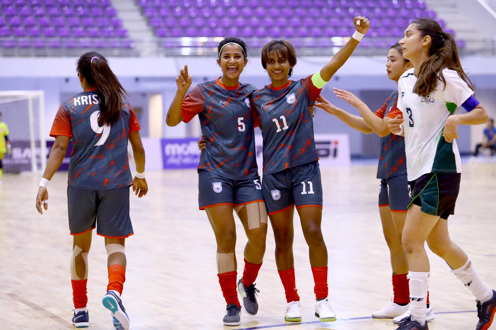 পাকিস্তানকে উড়িয়ে চ্যাম্পিয়নের পথে বাংলাদেশ