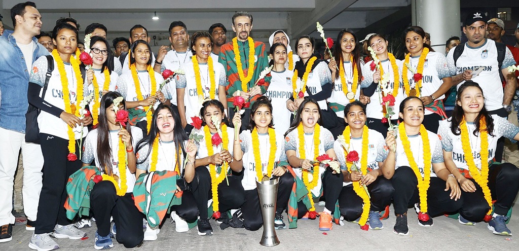 বিজয়ীর বেশে দেশে ফিরলেন সাবিনা-কৃষ্ণারা