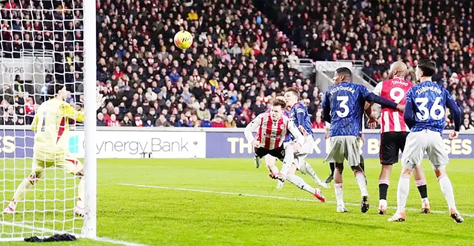 শিরোপা লড়াইয়ে বড় হোঁচট আর্সেনালের