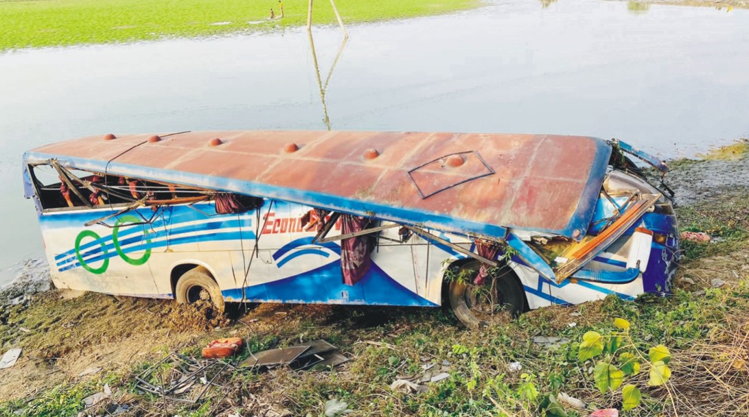 দাউদকান্দিতে ওভারটেক করতে গিয়ে যাত্রীবাহী বাস খাদে, নিহত ২