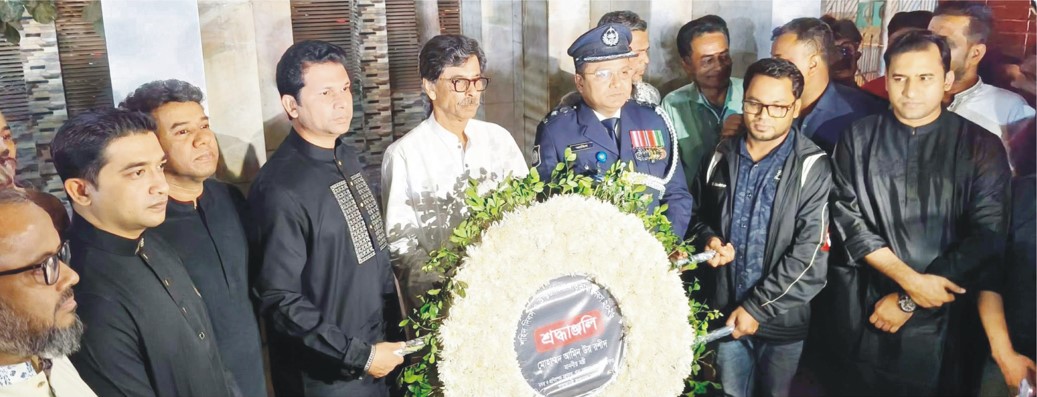 প্রথম প্রহরে ভাষা শহীদদের বিনম্র শ্রদ্ধায় মানুষের ঢল